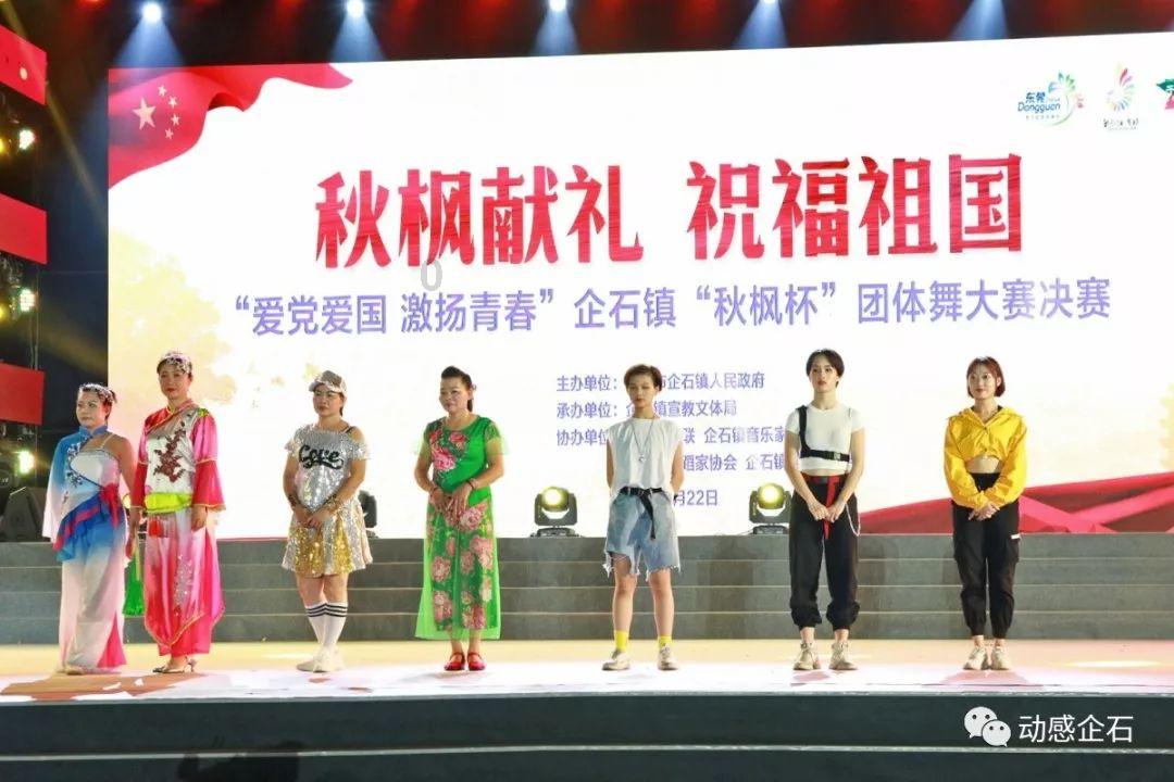 图片报：凯恩训练中争球权时摔倒且表情痛苦，所幸他表示没有受伤